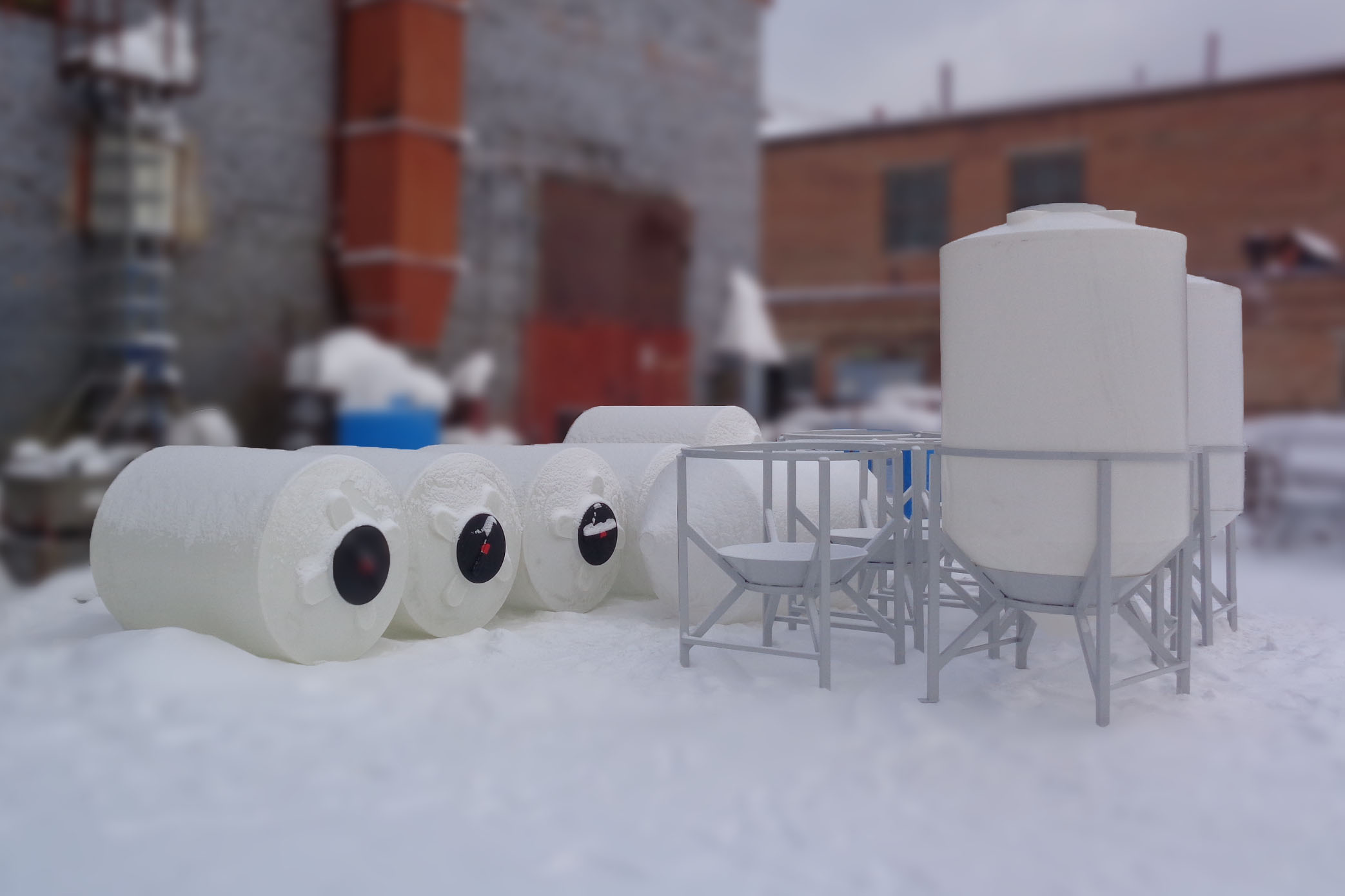 Пластиковая вертикальная ёмкость с коническим дном на опоре ТанПласт ТЦКВ-2000